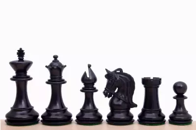 Figuras de ajedrez corintias de ébano de 4